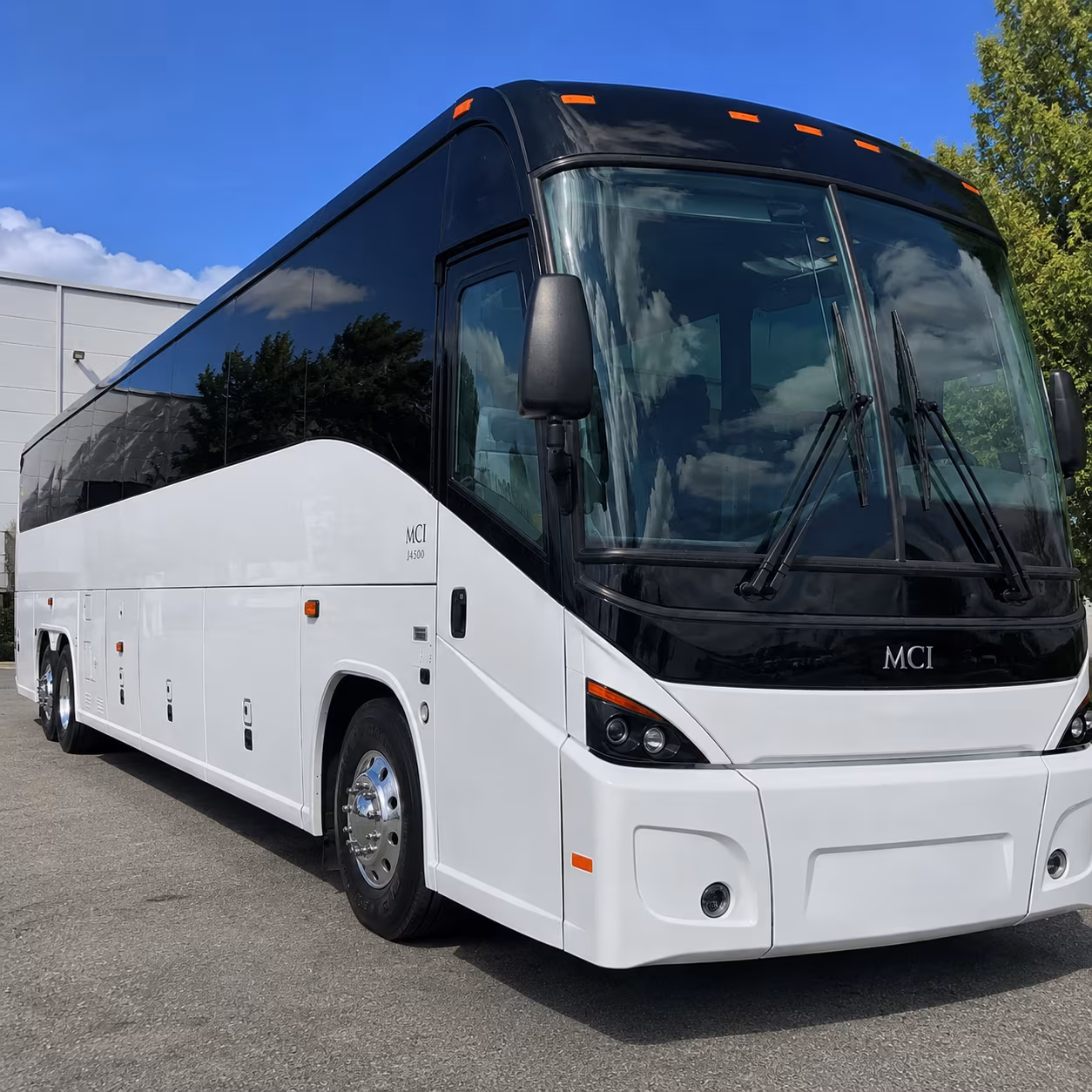 choosing the right bus size for your jupiter airport transfer